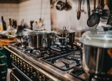 Impressive gas hob with multiple rings and pots 640