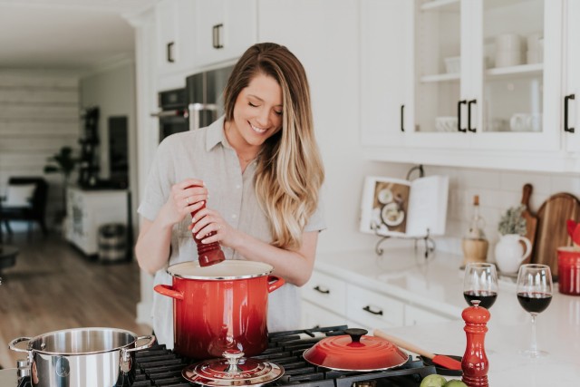 Woman cooking in the kitchen on the gas hob 640